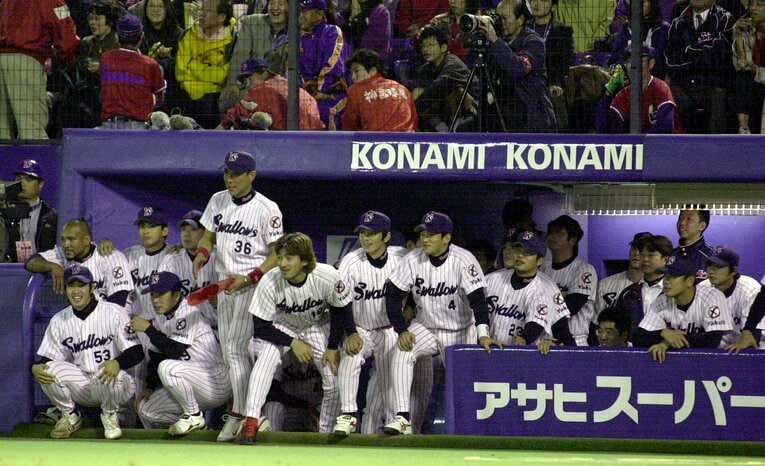 ４年ぶり５度目の優勝が決まる直前のヤクルトベンチ。前列中央に陣取る「背番号４」が度会さん　©︎JIJI PRESS