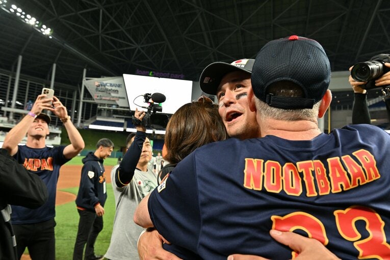 WBC優勝を成し遂げ、母・久美子さん、父チャーリーさんと熱いハグをかわすヌートバー　©Naoya Sanuki