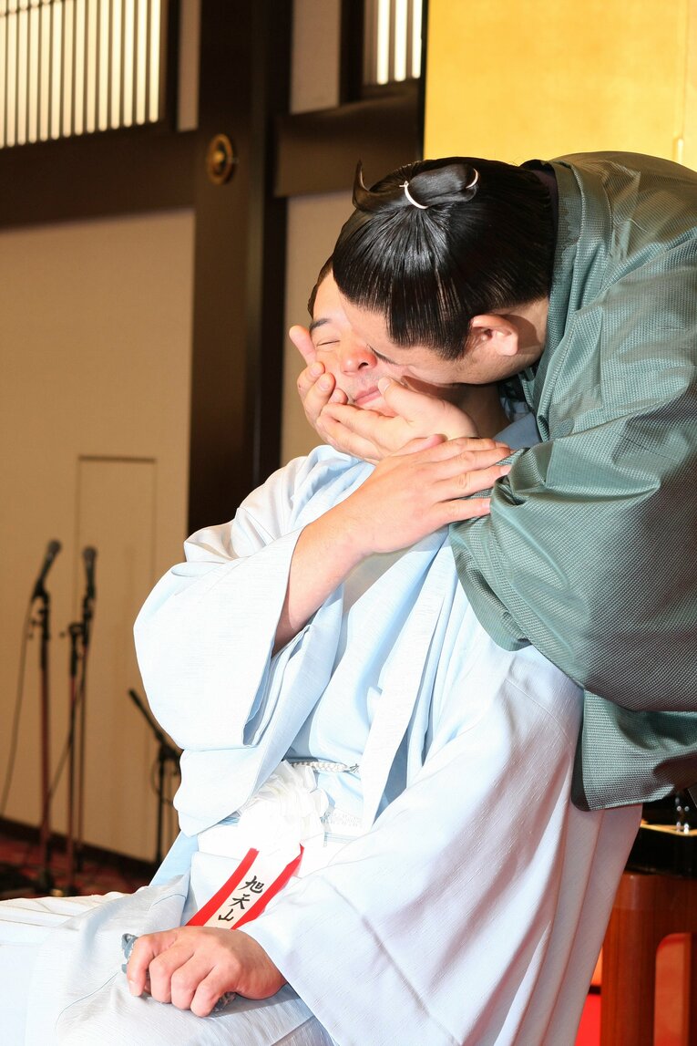 旭天山の断髪式に登場した朝青龍　©Toshiya Kondo