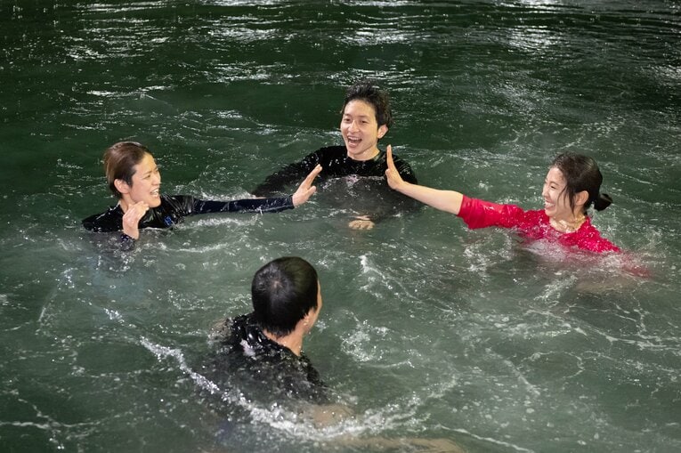 他の選手たちも次々と飛び込んで祝福