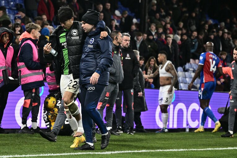 ケンケンで控え室へ戻る【2枚目／全2枚】。左足にはテーピングが施されている　©Getty Images