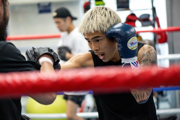 真剣な表情でミットを打つ井岡一翔　©Takashi Shimizu