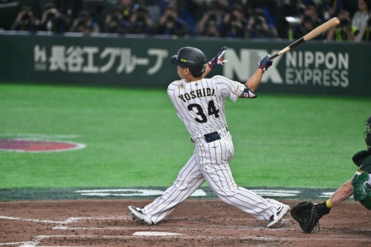 美しすぎる…吉田正尚のホームラン（写真は右に続きます）　©Hideki Sugiyama
