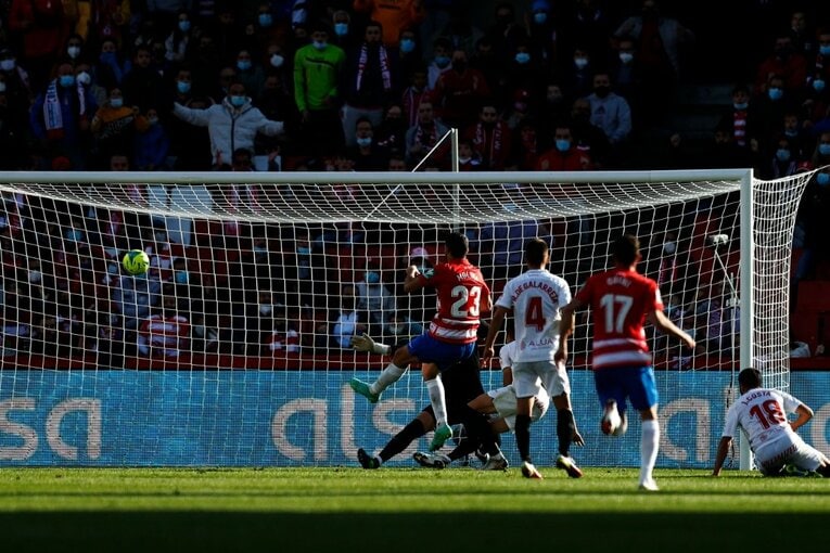 久保建英vsバルサがW杯イヤーのリーガ初戦… 年末の試合で見た「タケの身体の進化」と新星たちの奮起〈撮影者の視点〉(62)