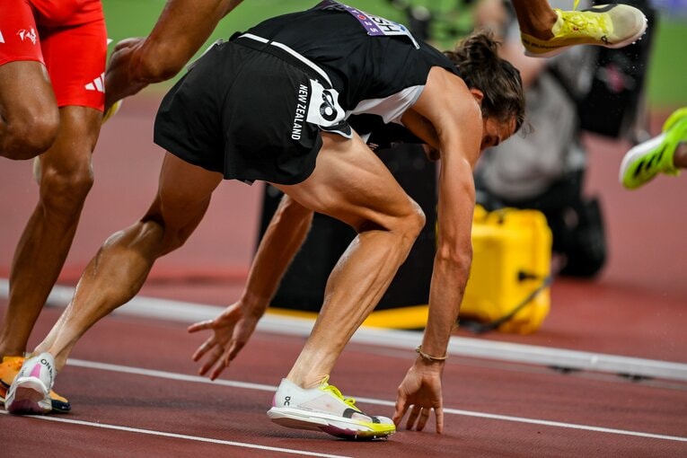 予選2組目では優勝候補の一角でもあるニュージーランドのジョルディ・ビーミッシュが転倒。顔を踏まれる場面も　©Nanae Suzuki