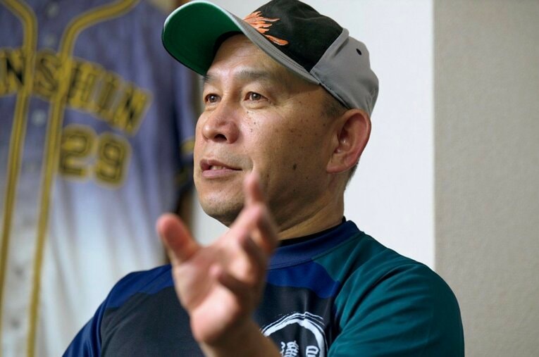 下山秀樹は2001年から手塚一志が主宰する野球教室「上達屋」の静岡工房長でもある。手塚はジャイロボールの提唱者で、広島などで日米通算203勝を記録した黒田博樹らプロ選手の指導でも知られている　©Hirofumi Kamaya