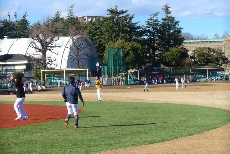 「コブシ球場」は、プロが使わない日は草野球に開放される　photograph by Kenichiro Tazawa