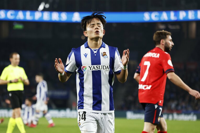 わずかに外れた自信のシュートを悔しがる久保　©Daisuke Nakashima