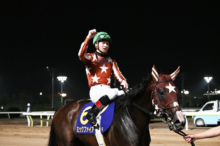 無敗で南関東三冠を制したミックファイアと御神本訓史　写真提供：TCK（東京シティ競馬）