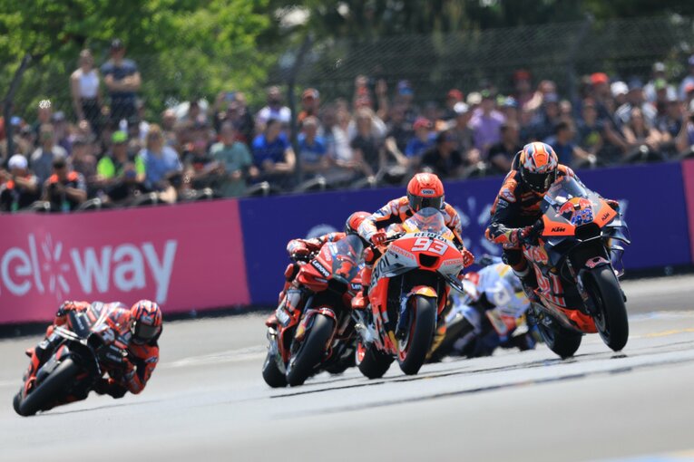 フランスGPではKTMのビンダー、ホンダのマルケス、ドゥカティのバニャイアが争うシーンも見られた　©Satoshi Endo