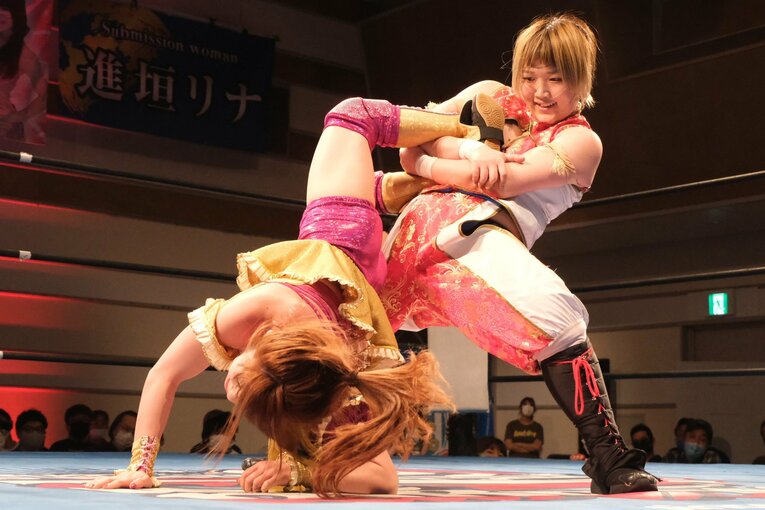 「女優vs交通情報のお姉さん」に18歳同士“意地の張り合い”対決も… 若手勢ぞろいの興行“ピースパ”に見る女子プロレスの未来(20)