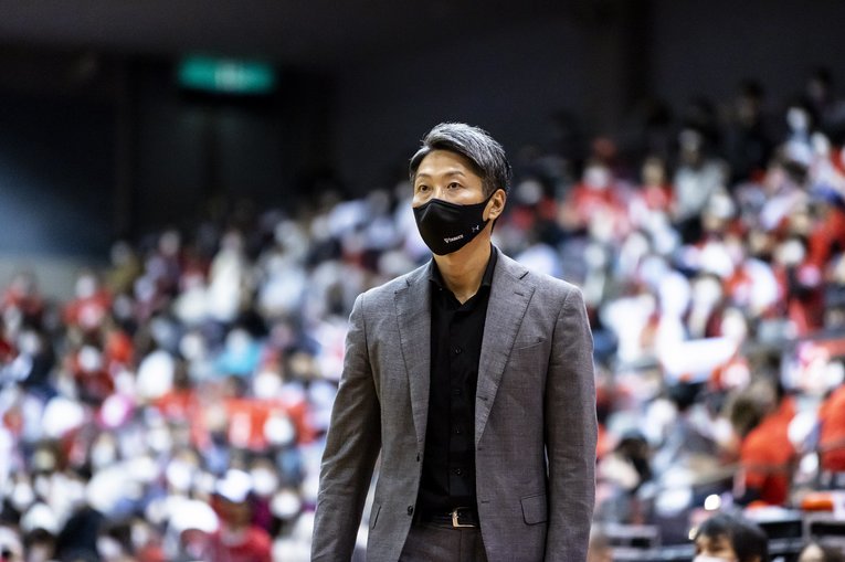 「富樫に頼ってるじゃん」の声に千葉ジェッツ大野HCは…？ 銀メダルの女子代表とBリーグ昨季王者に共通する「役割分担」の明確化(8)