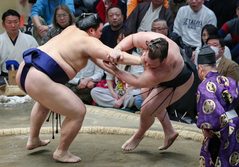 14日目、大の里は押し倒しで安青錦を下す　©JIJI PRESS