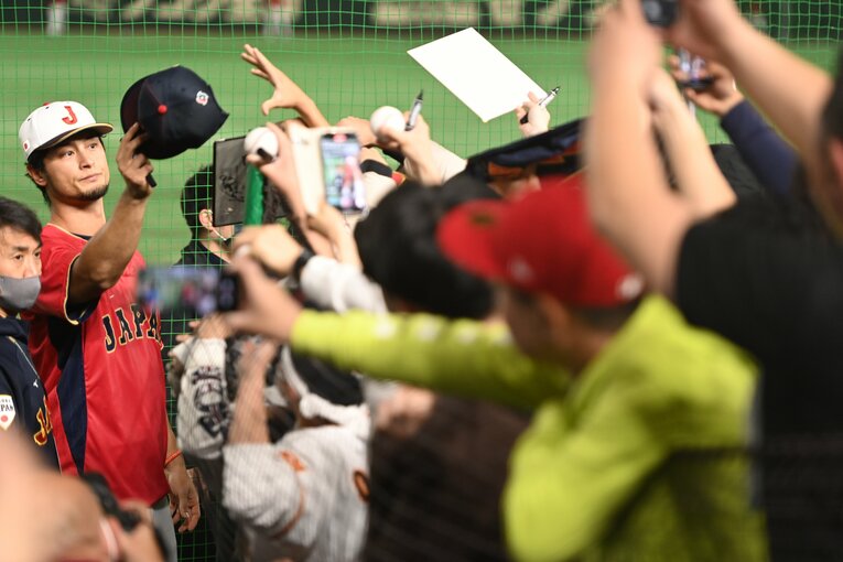 登板予定のなかったオーストラリア戦でもサイン対応　©Naoya Sanuki
