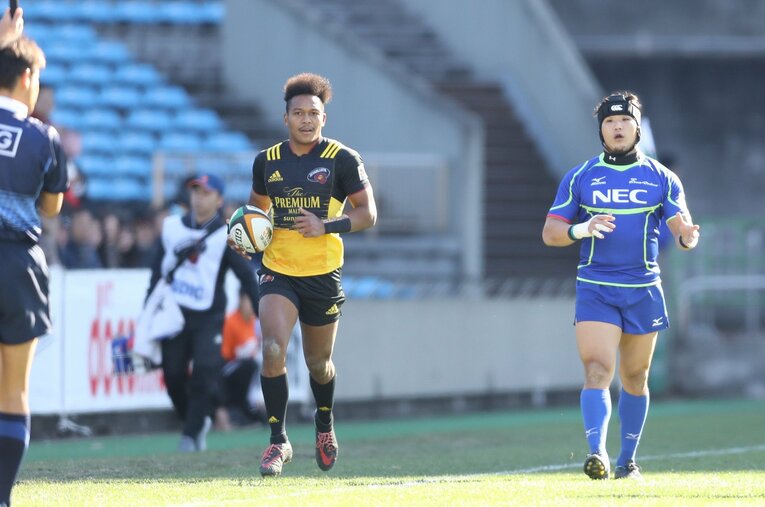 桐蔭学園時代の同級生である松島幸太朗とのマッチアップ（2017年トップリーグ、NECvsサントリー）©︎Sankei Shimbun