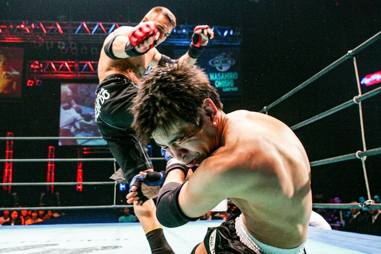 ZSTフェザー級トーナメント決勝。レミギウス・モリカビュチスの強烈な打撃を浴びる大石　©Susumu Nagao