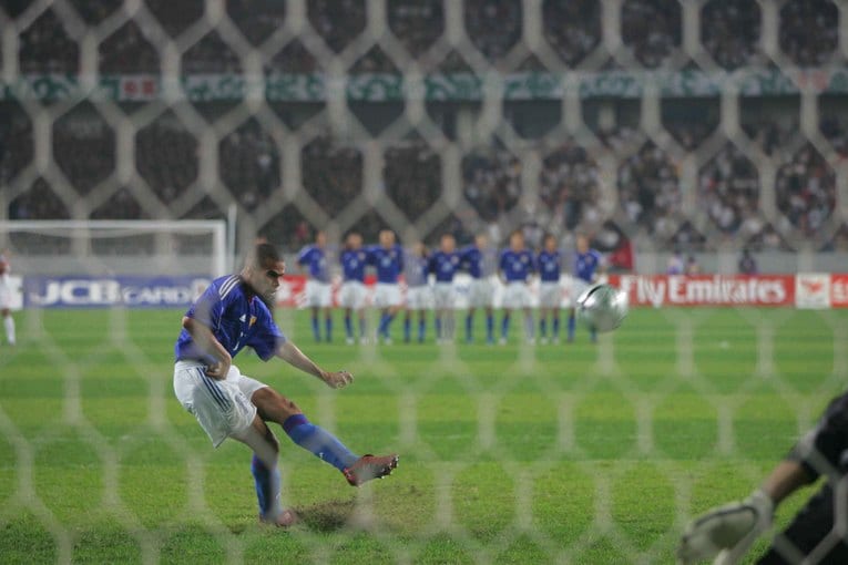 1人目の中村俊輔に続き、2人目の三都主もボールを吹かして連続失敗　©AFLO