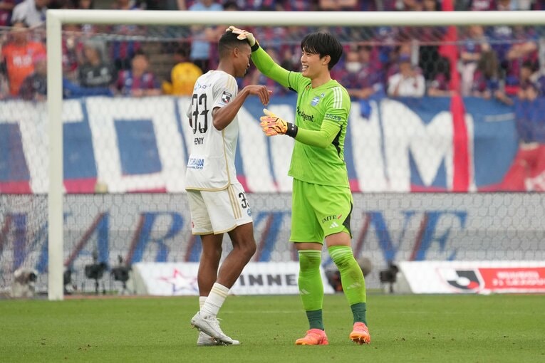 FC東京戦後、初先発の望月ヘンリー海輝をねぎらう谷晃生　©Etsuo Hara/Getty Images