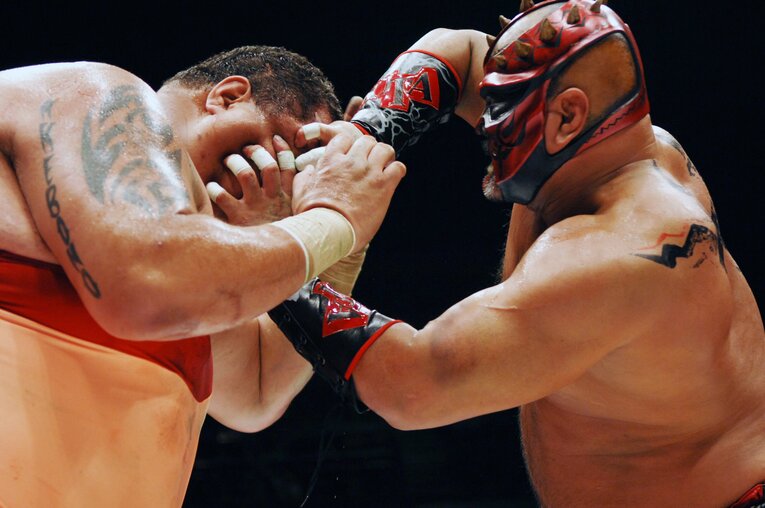 曙の顔を鷲掴みにするグレート・ムタ　©Essei Hara