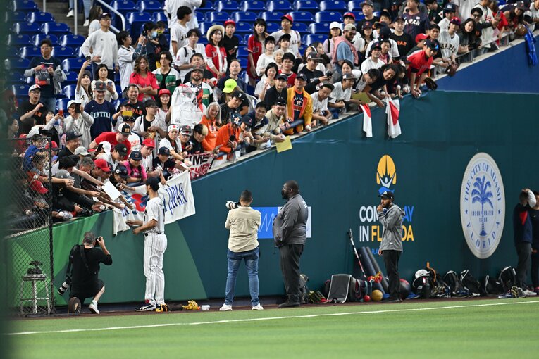 準決勝メキシコ戦前にサイン対応をするダルビッシュ。この時点では決勝での登板は未定の状態だった　©Naoya Sanuki