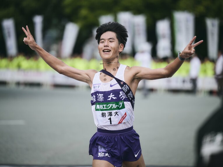 両手ピースでみんなのもとへ　©Yuki Suenaga