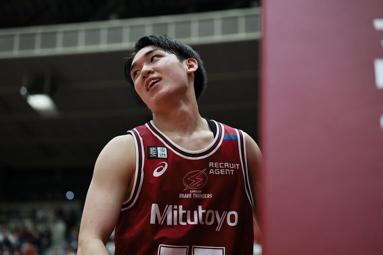 初挑戦のBリーグで存在感を見せる岡田のプレー　©B.LEAGUE