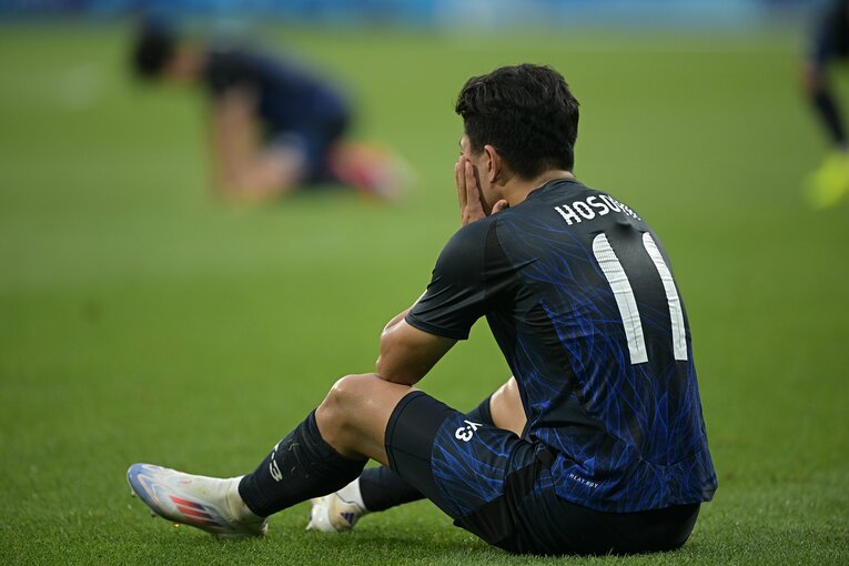 パリ五輪準々決勝のスペイン戦後、ピッチに座り込む細谷真大　©Takuya Kaneko/JMPA