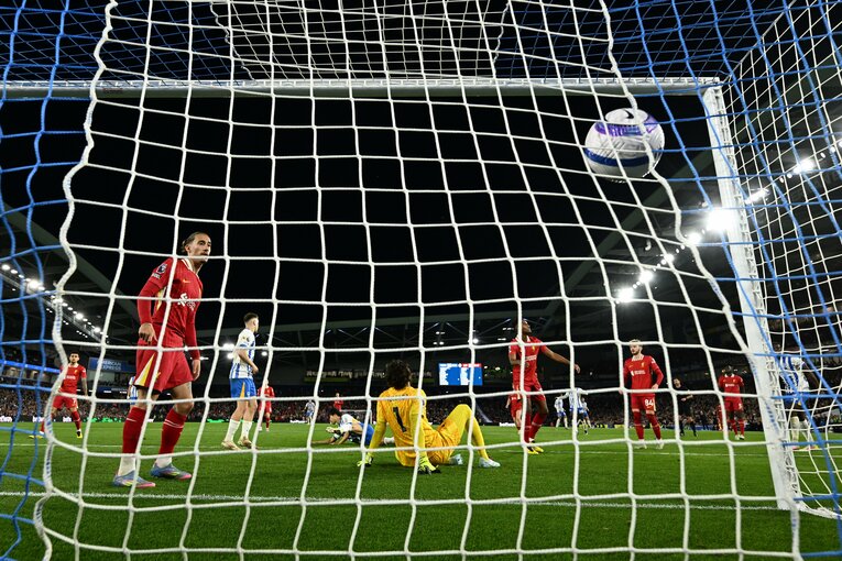 三笘薫の左足ボレーが決まった瞬間。リバプールDFツィミカスはこの表情。GKアリソンは天を仰ぐ【3枚目／全3枚】　©Getty Images