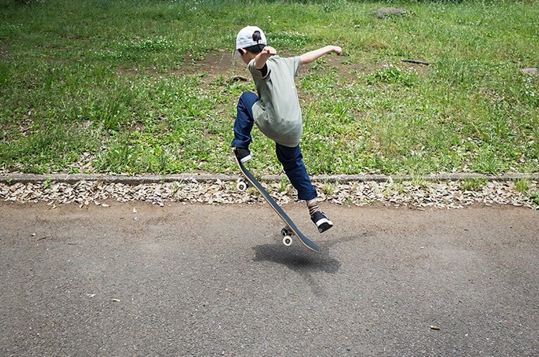 コロナ禍以降、ちょっとした脇道や公園の一角でこのようにスケートボードに興じる姿を見かけることが多くなった。 ／ photograph by Yoshio Yoshida