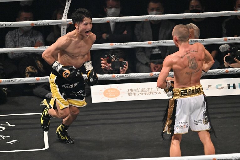 井上のノーガードからの攻撃（2／3）　©Naoya Sanuki