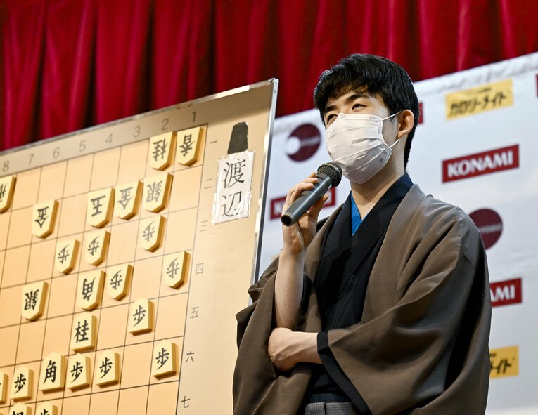 棋王を獲得し、史上最年長六冠を達成した　©JIJI PRESS