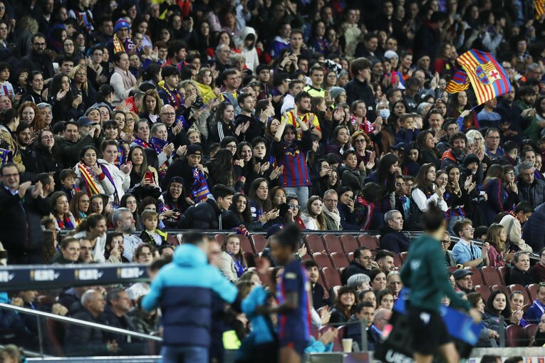 W杯ブラジル戦のウラで「バルサ女子がカンプノウで4万6967人」盛況なワケ… メッシ後に君臨する“女王”、熊谷紗希が見せた悔しさ(34)