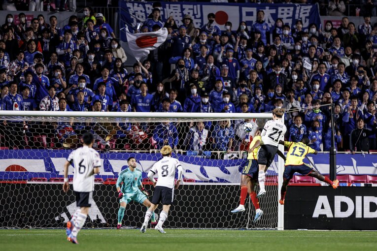 コロンビア戦、上田綺世のヘディングシュート（2枚目／全3枚）©Kiichi Matsumoto/JMPA