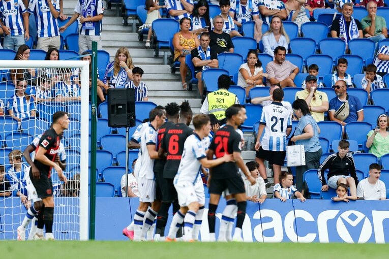 引退が発表されたシルバの名が入った今季用新ユニホームを着るサポーター　©Daisuke Nakashima