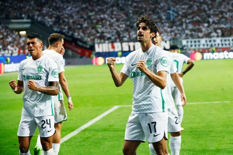 「“鎌田大地と守田英正が一緒に写った1枚”を狙いたいけど…」「長谷部誠はすでにコーチのように」CL日本人対決と“美しい夕焼け”撮影ウラ話(64)