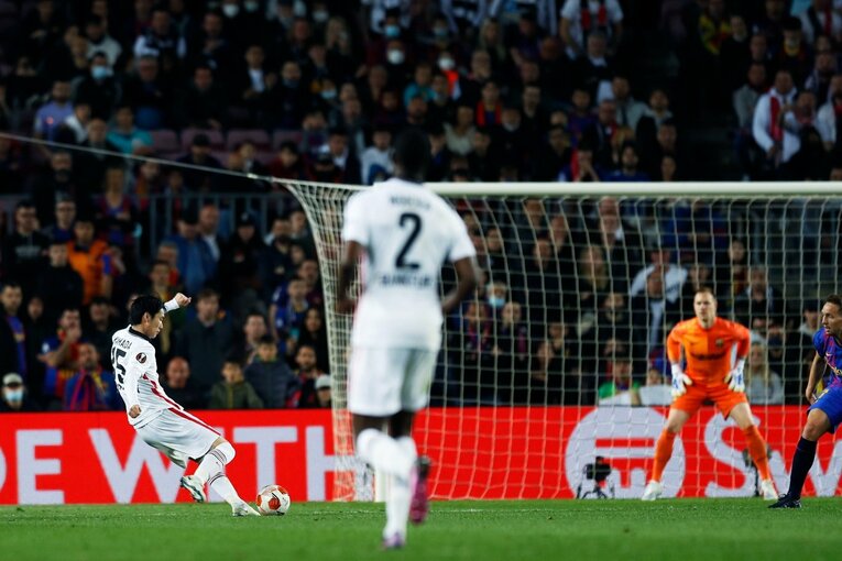 「初めて日本人がバルサのカンプノウで勝利」歴史的瞬間を撮った… 鎌田大地のアシストと献身に感動した理由〈長谷部誠も出場〉(29)