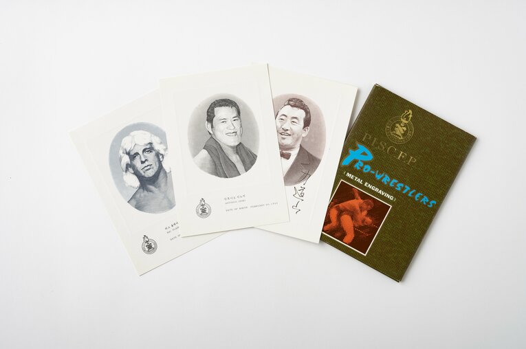 記念の凹版彫刻の肖像画セット　筆者の長谷川晶一氏が所有