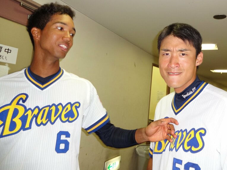 仲が良かった後輩の宗佑磨（左）と記者の前でおどける吉田雄人（2016年、筆者撮影）