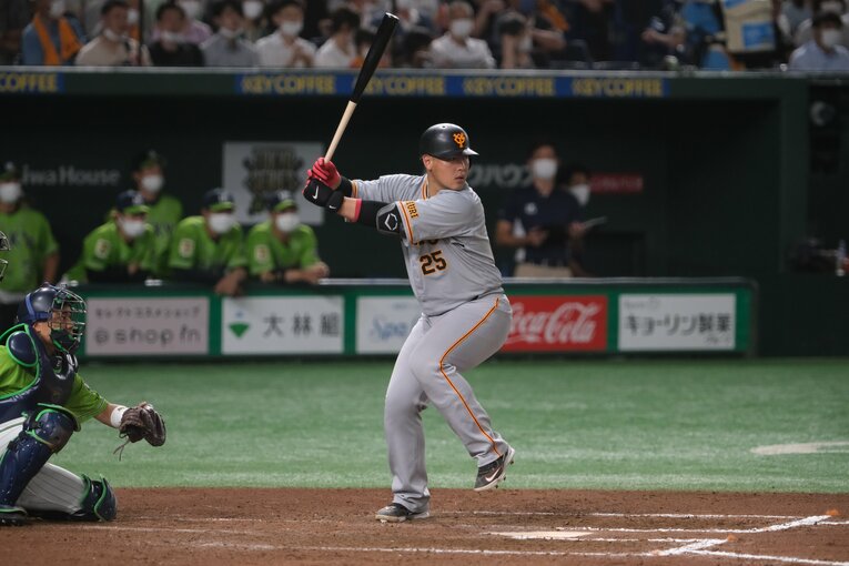 昨シーズンは30本塁打を放ったものの4番降格も味わった岡本。再び本来の輝きを取り戻せるか　©︎Naoya Sanuki