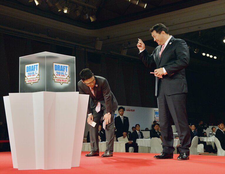 2015年プロ野球ドラフト会議で、1位指名した平沢大河内野手（宮城・仙台育英高）の交渉権を獲得したロッテの伊東勤監督（右）。左は抽選に外れた楽天の立花陽三球団社長　©︎JIJI PRESS