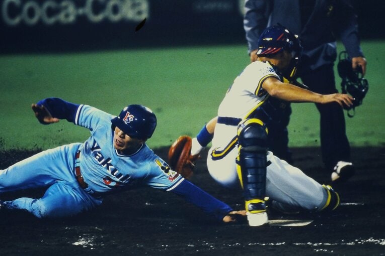 【連続写真4/8】1995年、オリックスとの日本シリーズで本塁突入する真中。捕手は中嶋聡　©Kazuaki Nishiyama