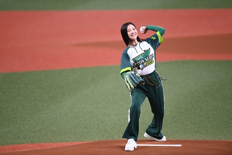 始球式を行った吉高由里子　©️Naoya Sanuki