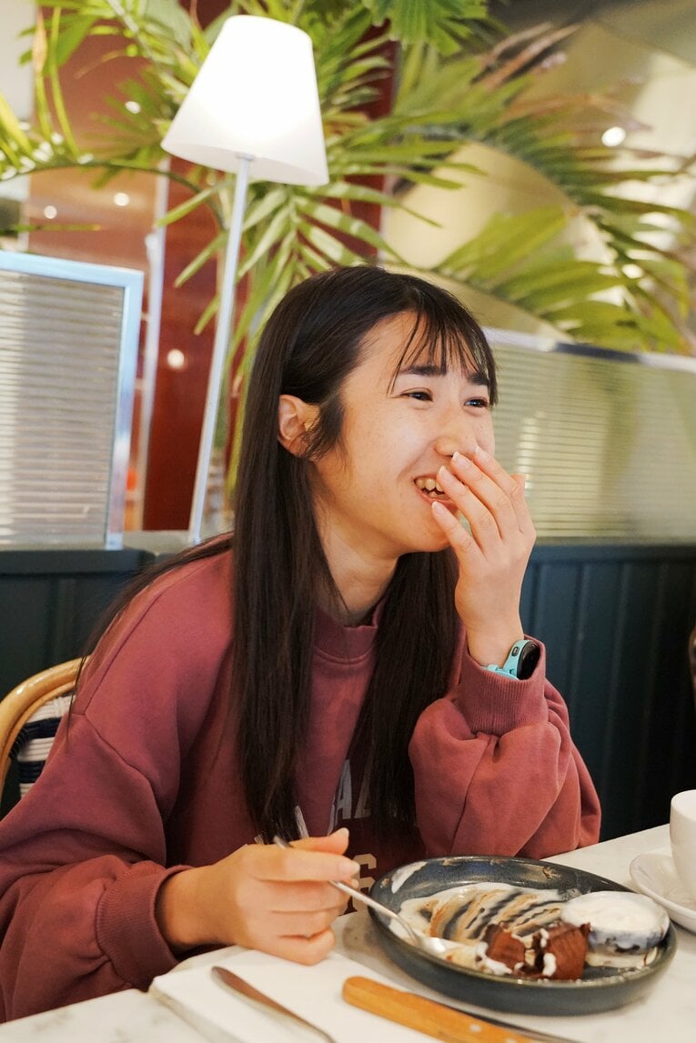 “日本記録のご褒美”としてケーキとアイスクリームを美味しそうに食べる田中希実　©︎Shizuka Minami