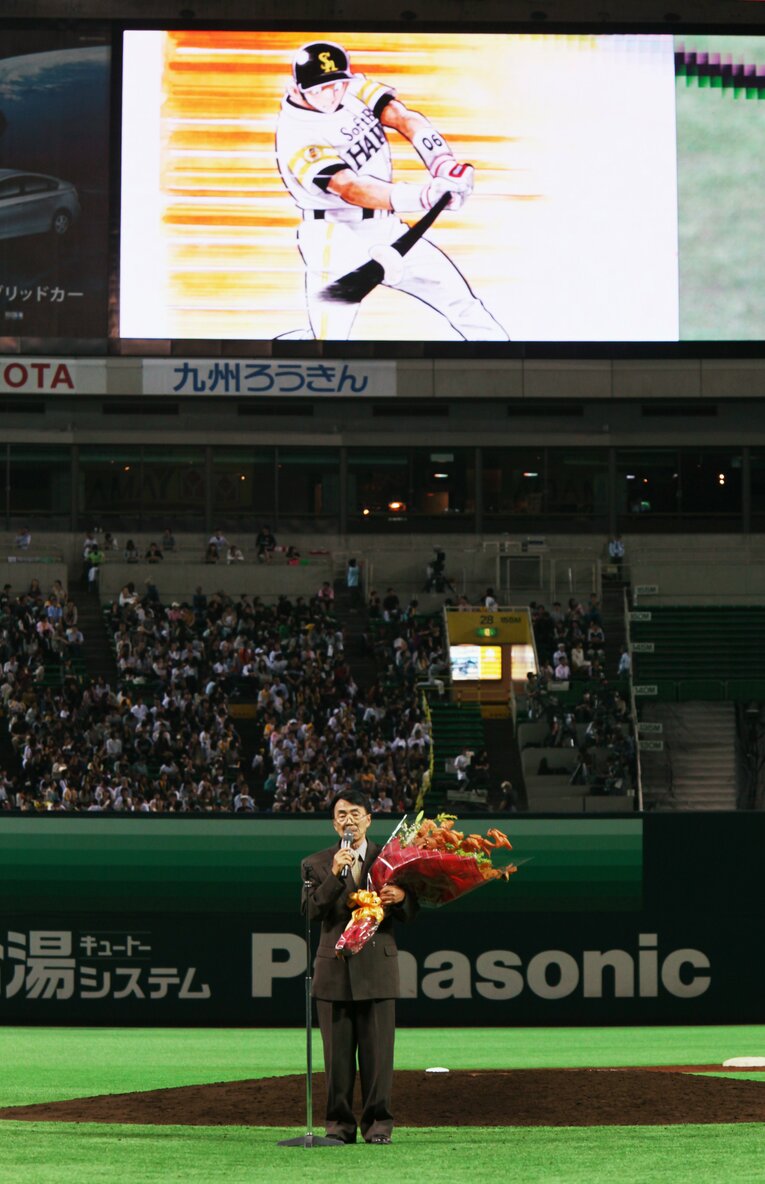 2009年10月6日、『あぶさん』の主人公・景浦安武の引退セレモニーで挨拶する水島先生　©JIJI PRESS