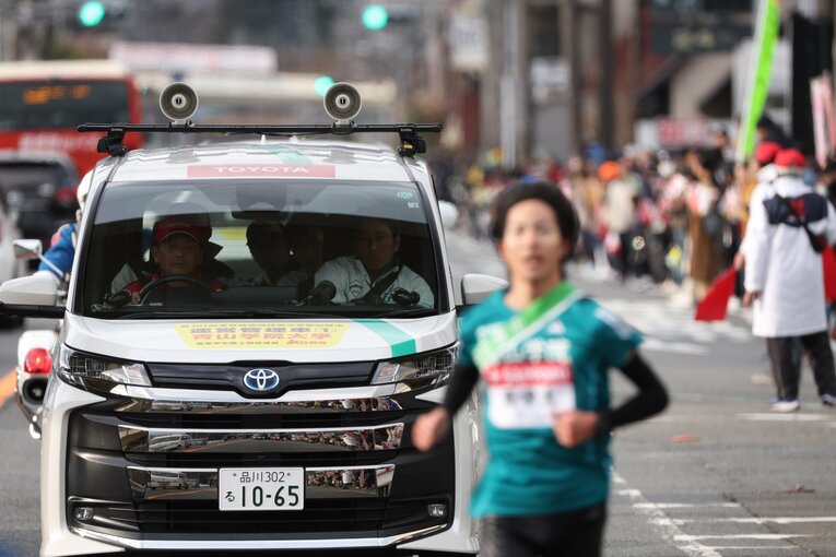 運営管理車から野村に声をかける原監督　©︎JMPA
