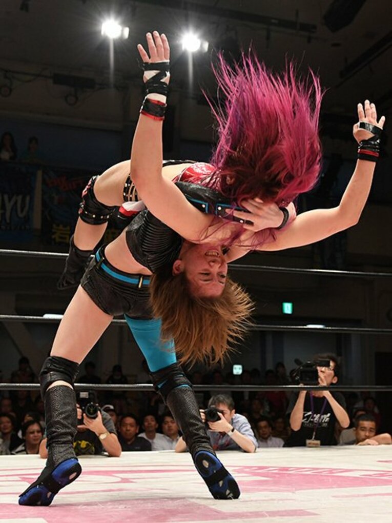 やせっぽちの女子プロレス王者。岩谷麻優が抱く赤と白のベルト。(2)
