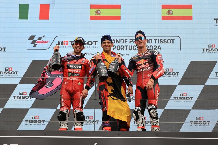 優勝したマルティン、2位のバスティアニーニとともに表彰台に上がったアコスタ（右）　©Satoshi Endo