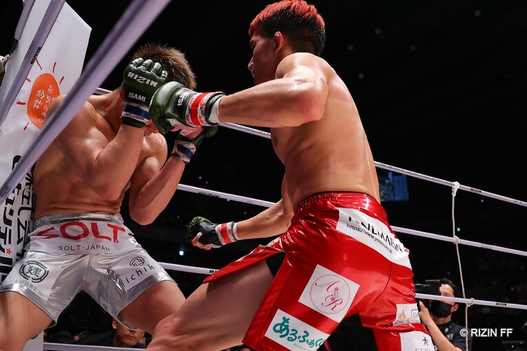 元谷を打撃でコーナーに追い詰めると…　©RIZIN FF