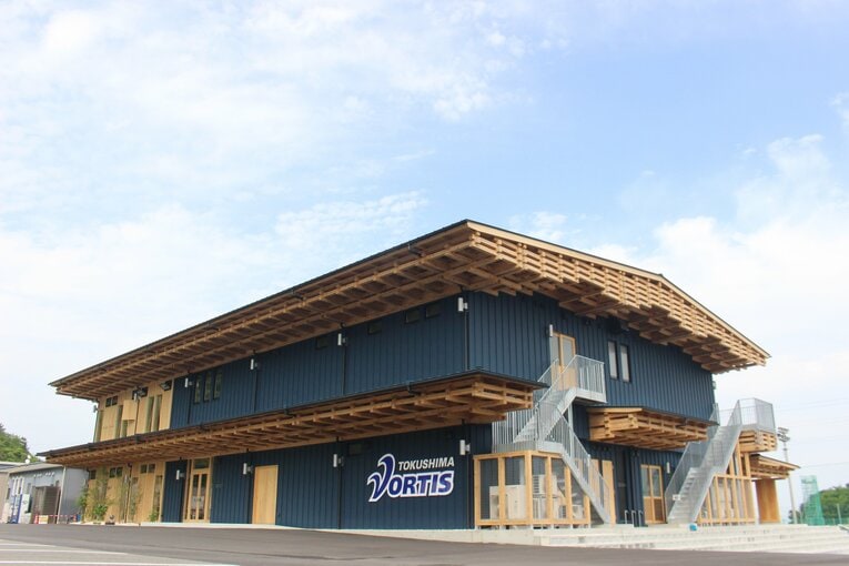 徳島杉で建てられたクラブハウス　©TOKUSHIMA VORTIS