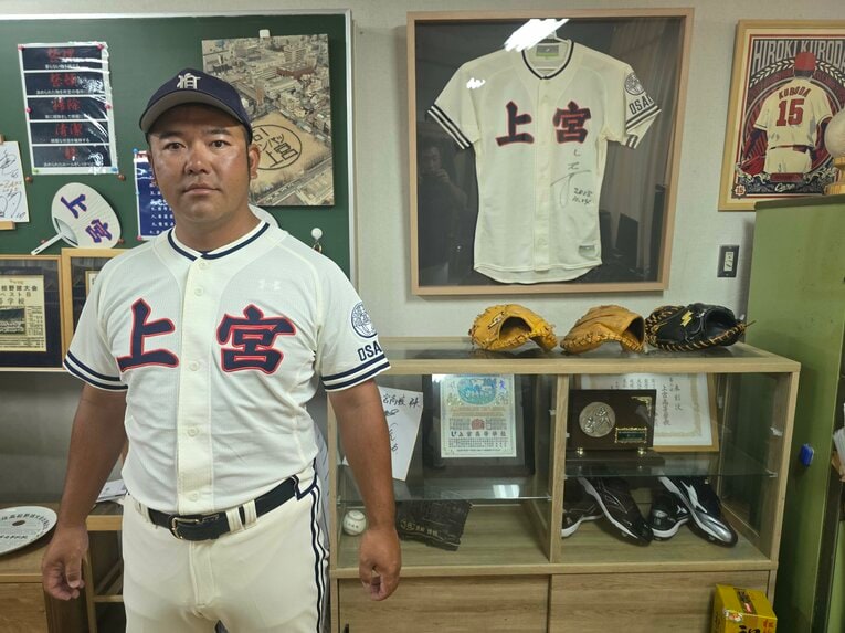 元木氏のサイン入りユニフォームや黒田氏のパネルが飾られる部屋で、村田監督は力強く決意を語った　©Katsuharu Uchida